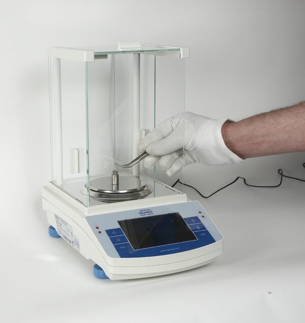 what is an analytical balance?